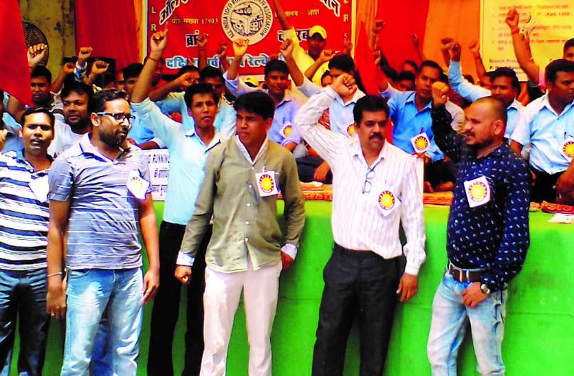 लोको पायलटों ने रेल चक्काजाम करने दी चेतावनी, इस वजह से आक्रोशित हैं कर्मी, पढि़ए क्या है इनकी मांगें... लोको पायलटों ने रेल चक्काजाम करने दी चेतावनी, इस वजह से आक्रोशित हैं कर्मी, पढि़ए क्या है इनकी मांगें...