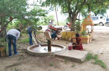 Youth did communion with the villagers for making the village clean, b ग्राम को स्वच्छ, सुंदर बनाने के संकल्प के लिये युवाओं ने किया ग्रामवासियों से संवाद
