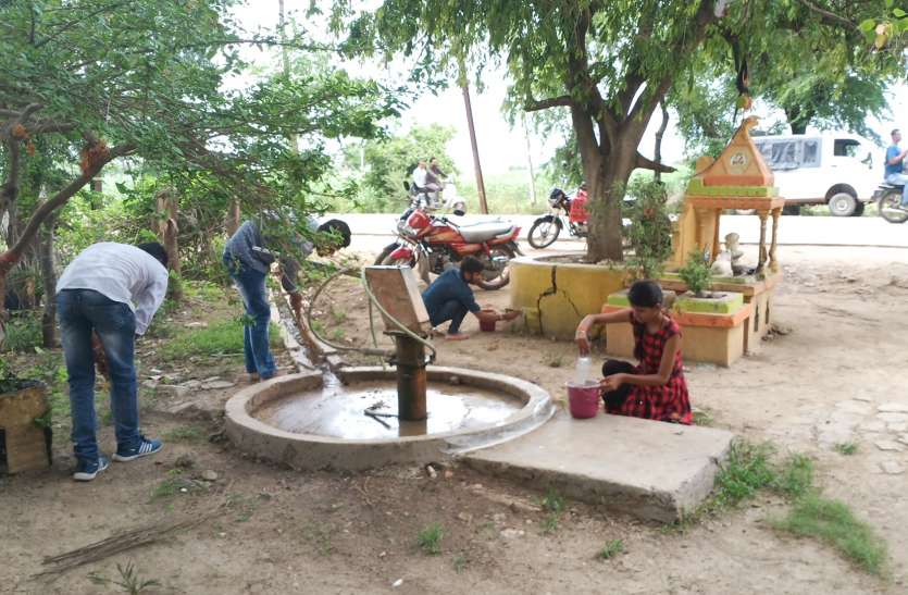 Chattasma's glorification with devotion, complete kalash installation ग्राम को स्वच्छ, सुंदर बनाने के संकल्प के लिये युवाओं ने किया ग्रामवासियों से संवाद