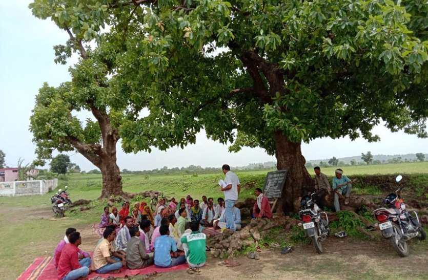 School, education, student, guardian, minister, building बच्चों के भविष्य के लिए धरने पर बैठे अभिभावक