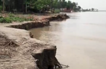 Flood in Ghaghra River Barabanki घाघरा नदी के बढ़ते जलस्तर ने बढ़ाई टेंशन, देखें वीडियो