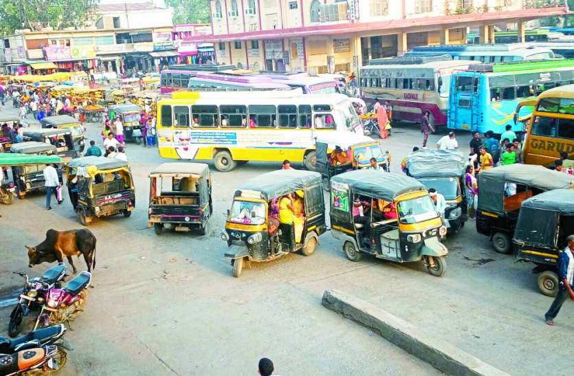 Bus stand encroachment in satna Traffic arrangement in hindi बसें हटीं तो ऑटो स्टैंड बन गया बस अड्डा, जाम के झाम से नहीं मिली राहत