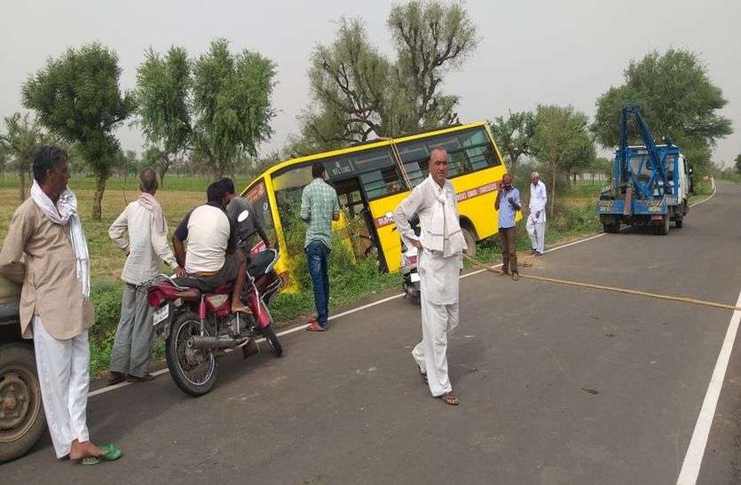 School bus collapses in Jhunjhunun झुंझुनूं के इस गांव में स्कूली बस खाई में गिरी