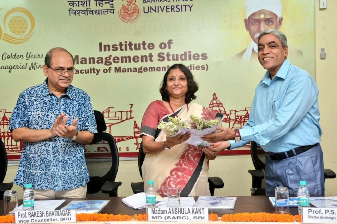 अंशुला कांत को सम्मानित करते संस्थान के निदेशक, साथ में बीएचयू के वीसी प्रो राकेश भटनागर