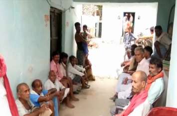 A Farmer Suicides in Mahoba किसान ने की आत्महत्या, परिजनों ने सींचपाल पर लगाया रिश्वत लेने का आरोप