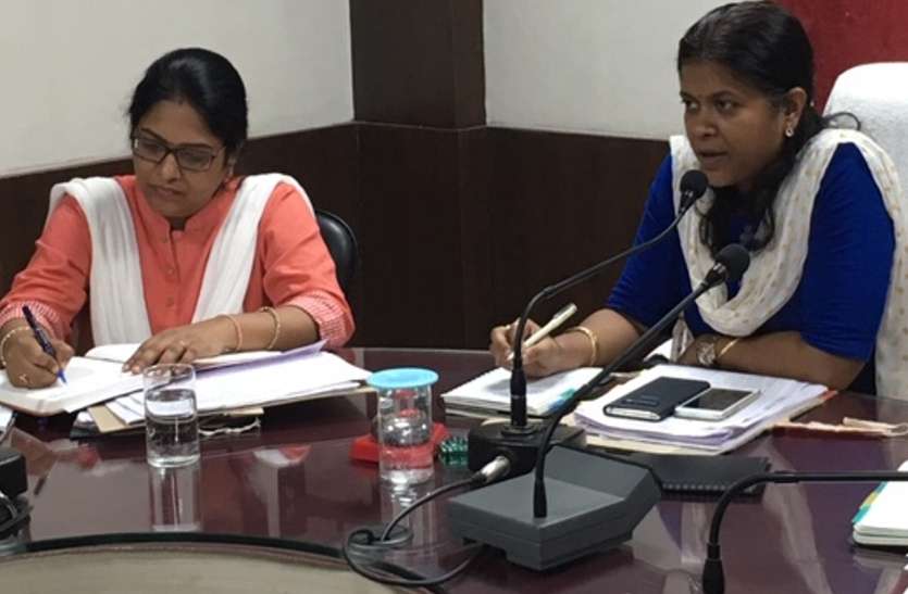 कम बारिश से फसल नुकसान की संभावना को देखते हुए कलेक्टर ने दो दिन में मांगा प्लान, अधिकारियों को दिए ये निर्देश कम बारिश से फसल नुकसान की संभावना को देखते हुए कलेक्टर ने दो दिन में मांगा प्लान, अधिकारियों को दिए ये निर्देश
