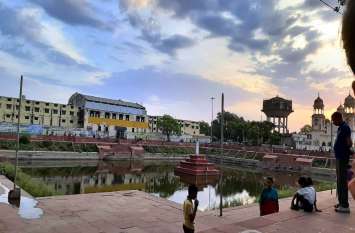 untold story of pakka talab etawah महारानी विक्टोरिया के नौका बिहार का साक्षी ऐतिहासिक पक्का तालाब, देखरेख के अभाव में हो रहा बदरंग