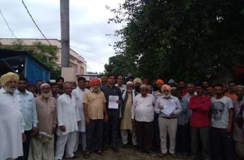farmers protest for sugarcane price payment with ineterst आक्रोशित किसानों ने सहकारी समिति के मुख्य गेट पर की तालाबंदी