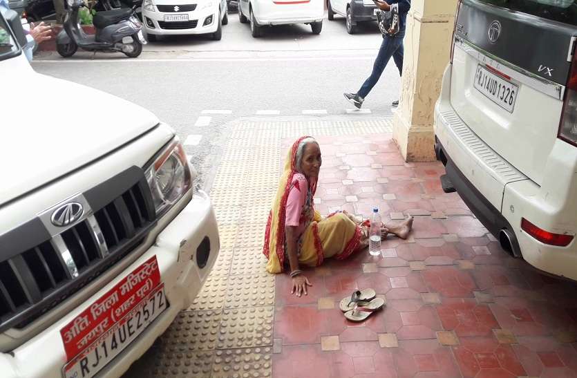 बुजुर्ग महिला को नहीं मिली पेंशन, अटका ब्रेस्ट कैंसर का ईलाज बुजुर्ग महिला को नहीं मिली पेंशन, अटका ब्रेस्ट कैंसर का ईलाज