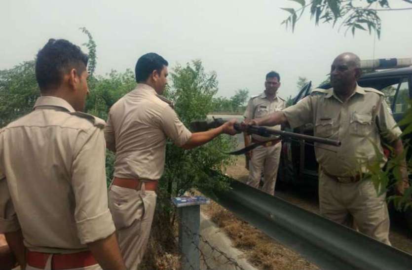 gun shot यमुना एक्सप्रेस वे पर पुलिसकर्मियों को मिली लावारिस बंदूक