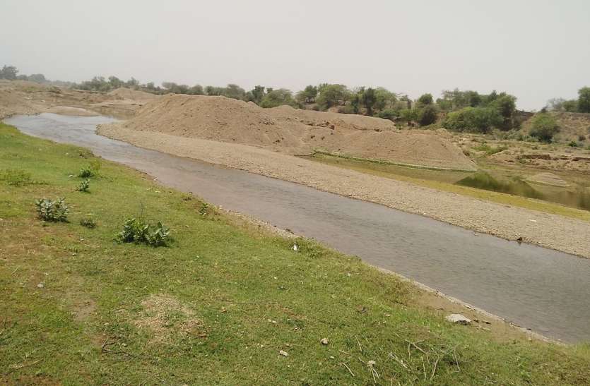 hindaun karauli news छर्रा-बजरी के खनन से छलनी हो रही गंभीर नदी