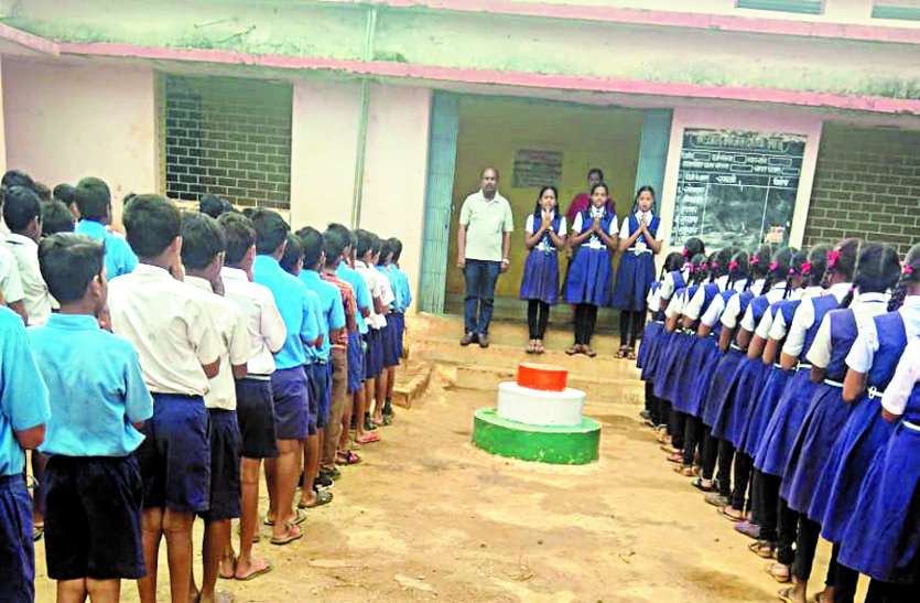 Videos and photos being requested for teachers during prayer शिक्षकों से प्रार्थना के दौरान के मंगाए जा रहे विडियो व फोटो