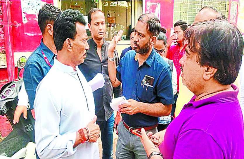 indore गंदगी पर भडक़े स्वास्थ्य मंत्री, बोले- मैं खुद लगाऊंगा अस्पताल में झाड़ू
