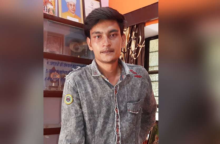 Police Arrested Youth With Smack : रानोली पुलिस ने सोमवार को मादक पदार्थ स्मैक के साथ एक युवक को गिरफ्तार किया है। पुलिस ने आरोपी को कोर्ट में पेश किया, जहां से उसे जेल भेज दिया गया। था दोस्त के साथ मिलकर लोगों को बनाया नशे का आदी, पुलिस ने 50 हजार की स्मैक के साथ दबोचा