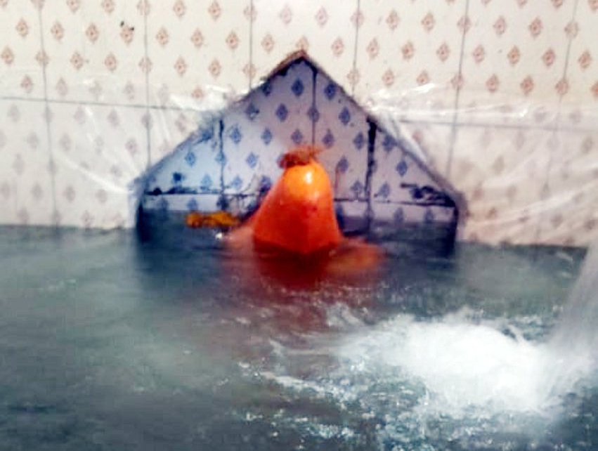 statue in water हनुमानजी की प्रतिमा को पानी में डुबाया, जाने क्यों