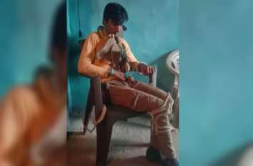 married woman husband Kidnapping wife boyfriend in Sehore विवाहिता ने युवक से की कोर्ट मैरिज, पहले पति ने लड़के का अपहरण कर पहनाई जूतों की माला और जमकर की पिटाई