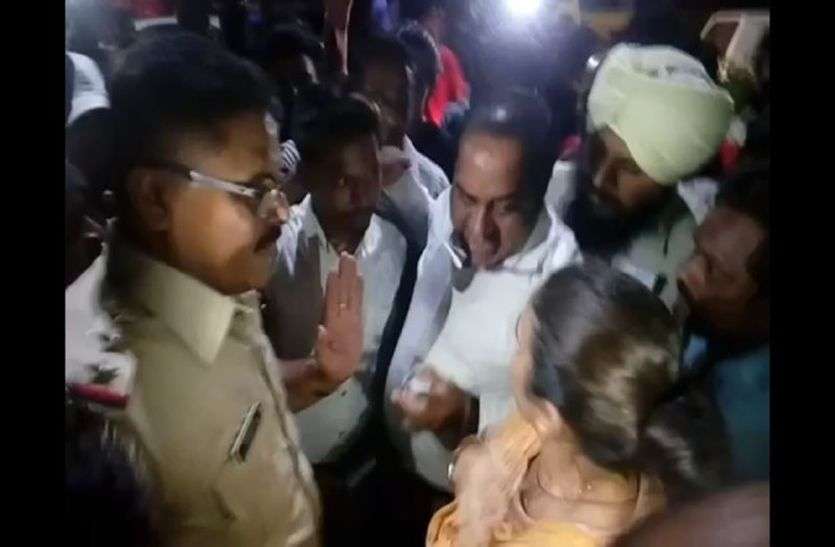 crime विधायक के भाई की बस को बचाने के लिए बीच चौराहे महिला पर टूट पड़े पुलिसवाले, फिर यह हुआ...