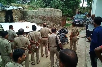 The open house again opened house, the woman of the victim's family i खुलेआम मचाया तांडव फिर गिराया मकान,पीड़ित परिवार की महिला को कमरे में किया कैद