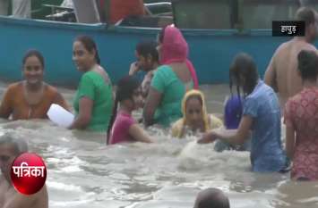 on Guru Purnima, crowd of devotees gathered for the Ganga snan VIDEO: Guru Purnima पर सुबह-सुबह गंगा स्नान के लिए श्रद्धालुओं की उमड़ी भीड़, गंगा का जलस्तर बढ़ने पर प्रशासन का खास इंतजाम