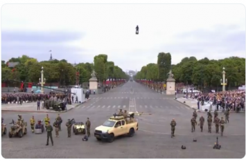 'flying soldier' soars over bastille day crowd in france हवा में 'उड़ते सैनिक' का वीडियो वायरल, फ्रांस के राष्ट्रपति भी हैरान
