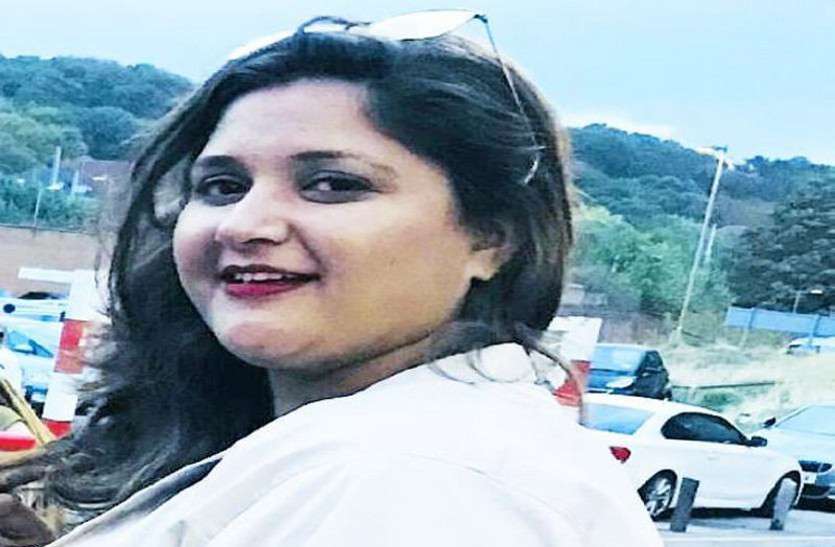 Hay babe wear the custumes as per your body shape हे बेब नकल न करें, बॉडी शेप के अनुरूप पहनें कपड़े
