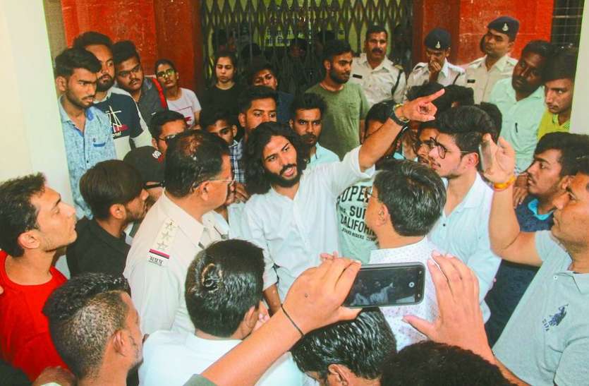 indore डीएवीवी का घेराव : विद्यार्थियों ने कहा- हमने सीईटी डीएवीवी में दी थी राजभवन में नहीं