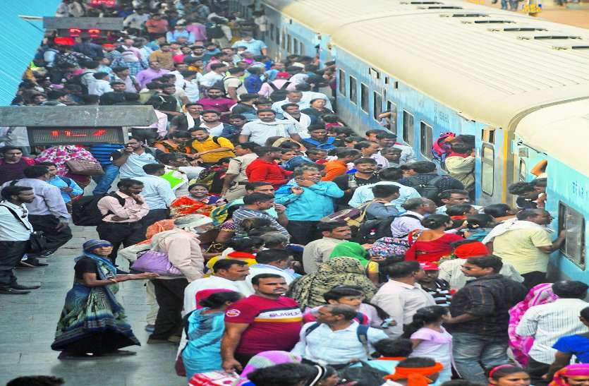 huge rush in train due to guru purnima at gwalior railway station ट्रेनों के रिजर्वेशन कोचों पर श्रद्धालुओं का कब्जा, कई बार हुई चेन पुलिंग
