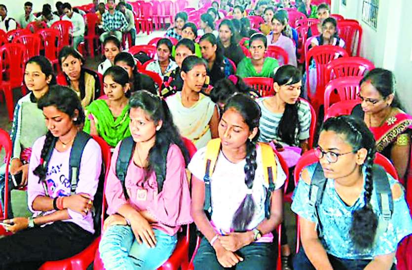 chhattisgarh पढ़ाई लिखाई के बावजूद छत्तीसगढ़ की 32 हजार युवतियों को नहीं मिल रहा अपने पैरों पर खड़े होने का मौका