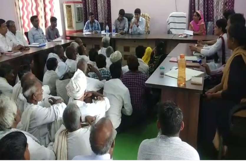 Collector's public hearing कलेक्टर ने कस्बे में की जनसुनवाई, अधिकारियों को दिए निर्देश, फिर ग्रामीणों को दी तम्बाकू न खाने की सलाह