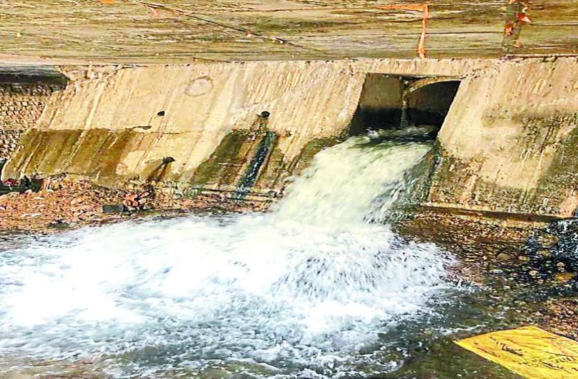 indore बड़ा गणपति चौराहे पर सडक़ के नीचे बन गया पानी का तालाब