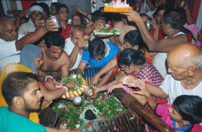 ayodhya श्रावण माह प्रारम्भ पर लाखों श्रद्धालुओं ने सरयू में लगाई डुबकी