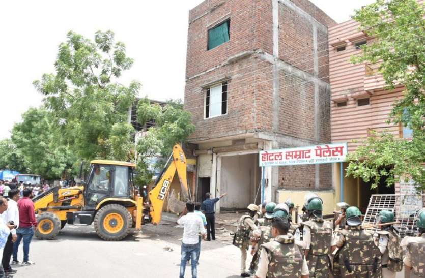 patrika हत्या के फरार आरोपी के अवैध निर्माण पर चला सख्ती बुलडोजर