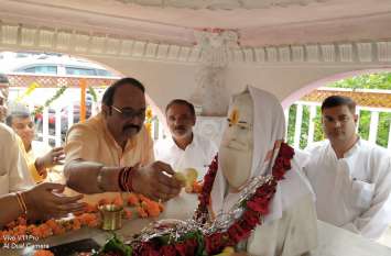 Chandni screams in the character of disciples, Sadguru Dev शिष्यों के चरित्र में चांदनी बिखेरते हैं सदगुरू देव