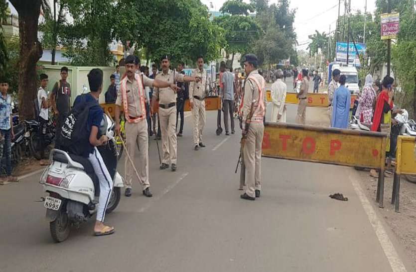 Papa come quickly पापा जल्दी आओ, हमें पुलिस ने पकड़ लिया है!
