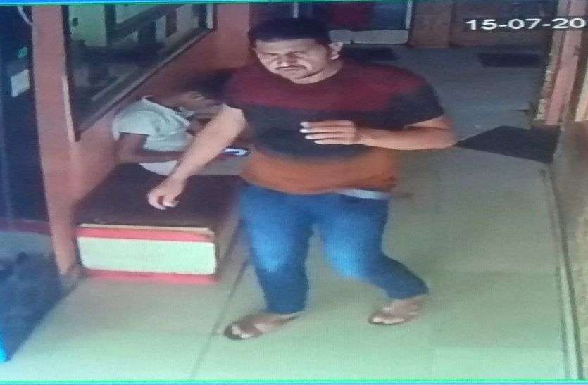 murder in hotel: rafik is wanted in robbery in tirupati balaji तिरूपति बालाजी में बैंक और देवास में एटीएम लूट की वारदात में लिप्त था रफीक