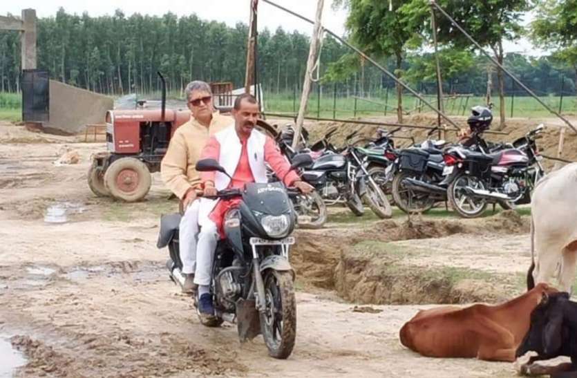 Due to anger of CM Yogi MLA And Mayor Ayodhya Bike reached Gaushala Ayodhya : सीएम योगी ने दिखाया गुस्सा तो मोटरसाइकिल से ही गौशाला पहुंचे विधायक और मेयर