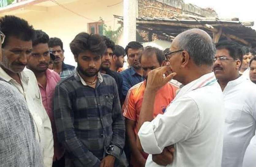 Digvijay Singh met victim's family चीचली गांव पहुंचे दिग्विजय , पीड़ित परिवार से की मुलाकात, कहा- हत्यारों को जल्द मिलेगी सजा