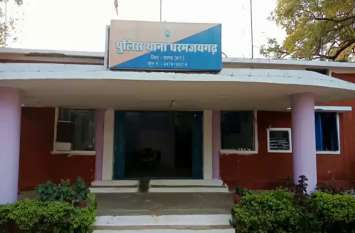 Theft of unknown thieves in the woman's house अकेले सो रही महिला के घर में अज्ञात चोरो ने हजारों का सामान किया पार