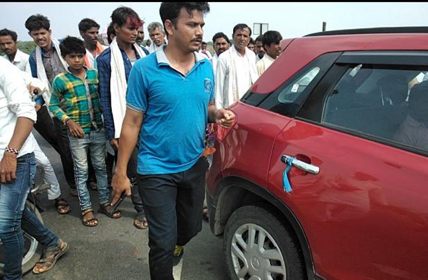 Says Fire On The accused, who came to action without informing the off अधिकारियों को बताए बिना कार्रवाई करने पहुंचे एसआई ने आरोपी पर किया फायर