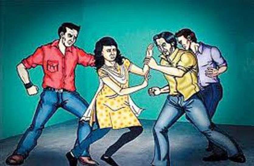 Youths made obscene video of a minor girl on the road चीखती रही लड़की भैया मुझे छोड़ दो लेकिन भेड़िये रूपी लड़के उसके कपड़े फाड़कर वीडियो बनाते रहे