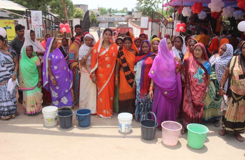 People on the streets for drinking water problem बरसात में भी पानी की समस्या, पेयजल को लेकर सड़कों पर उतरे लोग, बर्तन रखकर किया चक्काजाम