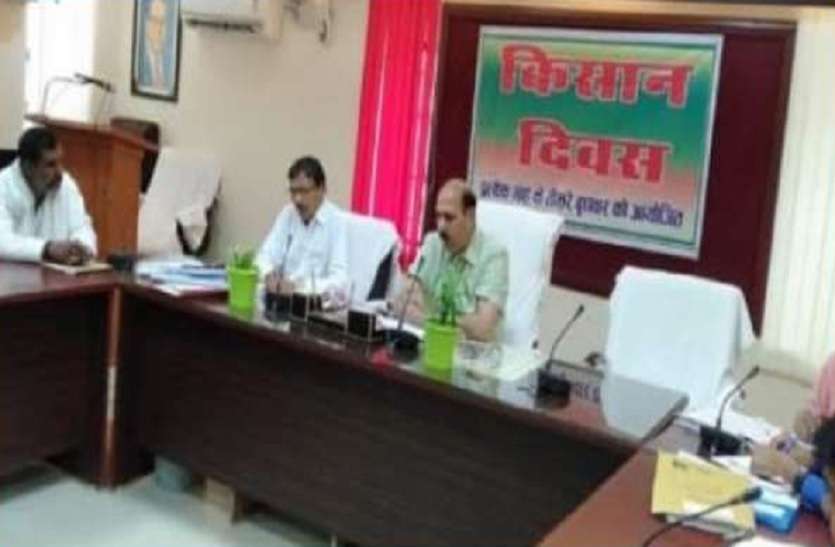 Kisan Diwas Program in Amethi UP किसान दिवस कार्यक्रम में किसान हुआ बेहोश, अस्पताल ले जाने के लिए नहीं मिली एंबुलेंस