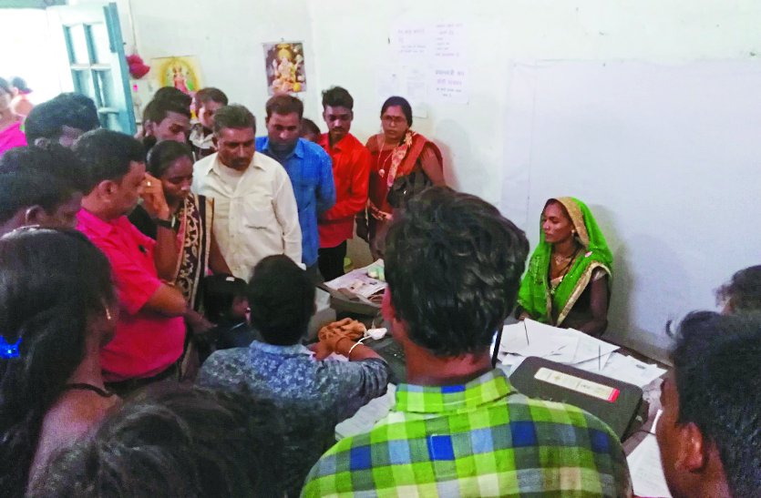 A crowd of villagers making Aadhar card राशन कार्ड नवीनीकरण कराने की जल्दबाजी में आधार कार्ड बनाने उमड़ी जिला मुख्यालय में ग्रामीणों की भीड़
