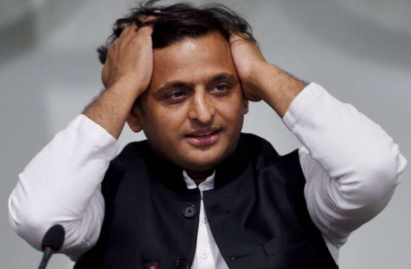 Akhilesh Yadav आखिर अखिलेश का साथ क्यों छोड़ रहे हैं यूपी के बड़े नेता, वोटरों को जोड़े रखना बड़ी चुनौती