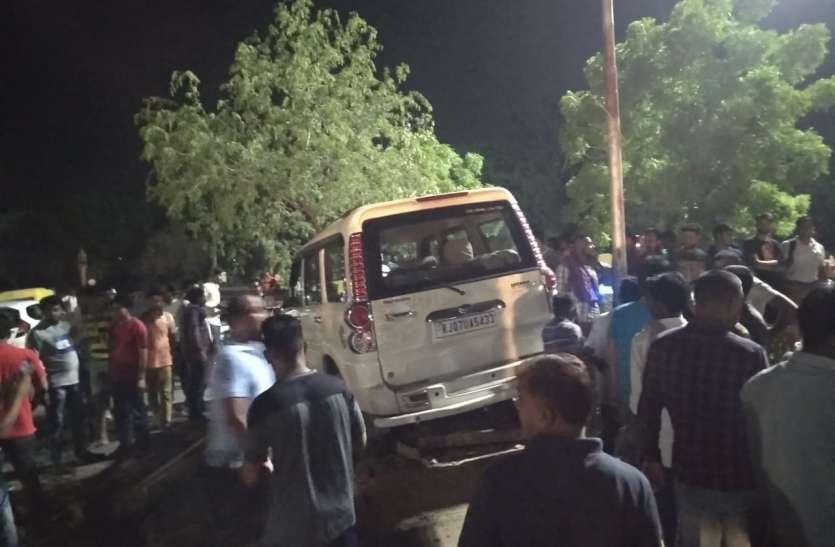 two car accident in bikaner दो कार टकराई, एक डिवाइडर पर चढ़ी