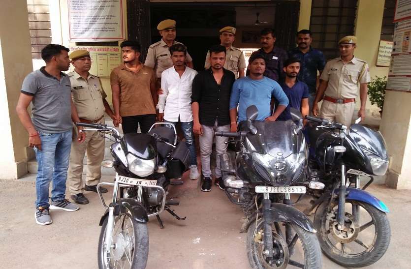 Five arrested for planning robbery in kota hotels Crime News rajasthan होटल में डकैती डालने को हथियारों सहित छुप कर बैठे थे, पुलिस ने दबोच कर दो पिस्टल तीन चाकू तीन बाइक बरामद की,पांच बदमाश गिरफ्तार