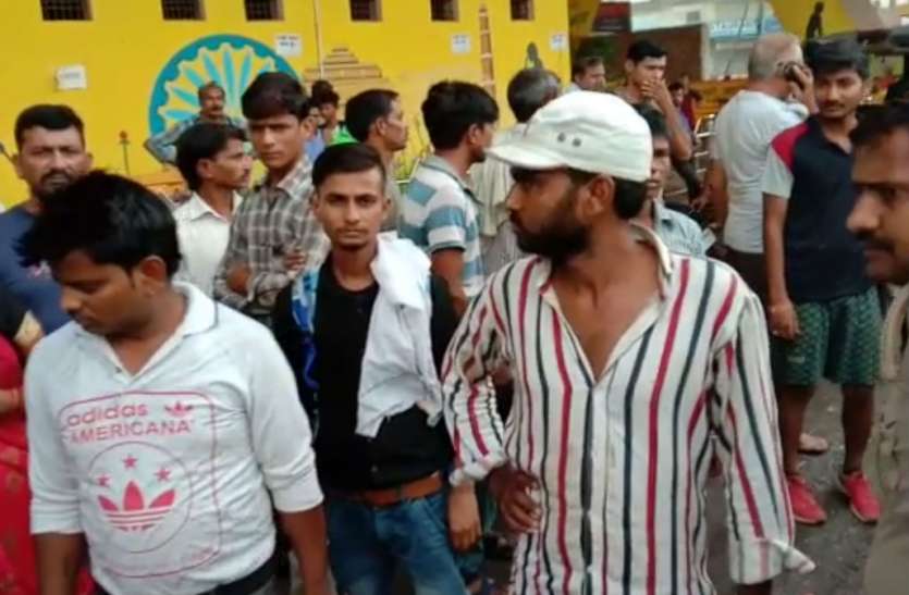 death आगरा से मैजिक में सवार हुई महिला, टूंडला पहुंची तो हो चुकी थी मौत