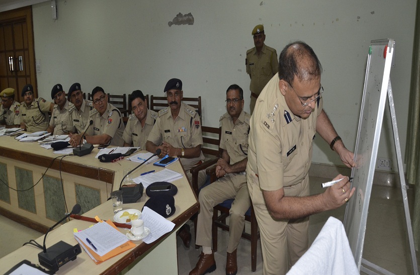 bharatpur Bharatpur news: डीआईजी ने विद्यार्थियों की तरह पुलिस अधिकारियों की ली क्लास
