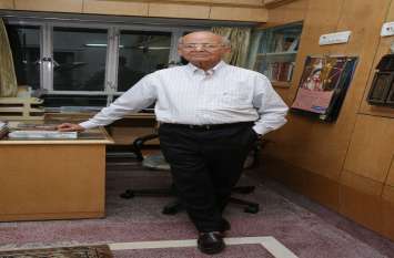 A 93-year-old doctor who teaches doctors अब तो किताबें भी इन्हें पढऩा चाहती हैं