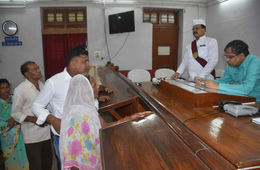 chhindwara इएलसी चौक से अचानक हटवा दी रेडीमेड दुकानें
